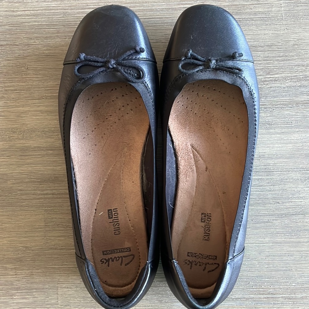 Black Clarks soft cushion flats Size 8 - preowned